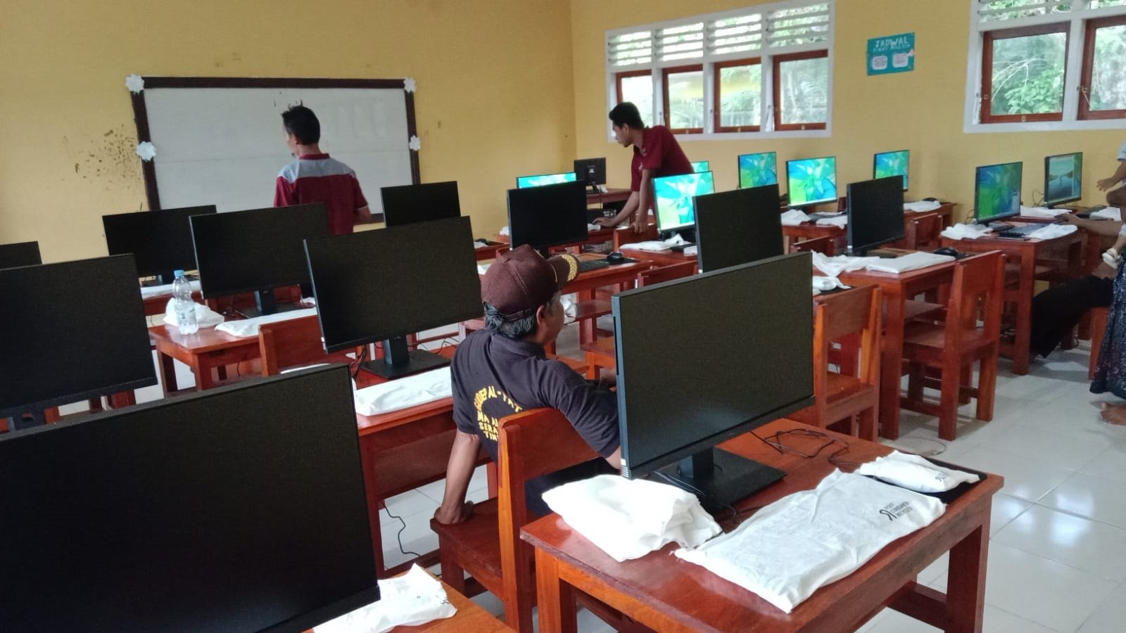 KSKK Kemenag RI Salurkan 20 Unit Komputer, Tingkatkan Kapasitas Digital MA Al-Falah Kobimukti